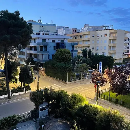 Modern Comfy With Balcony Apartament