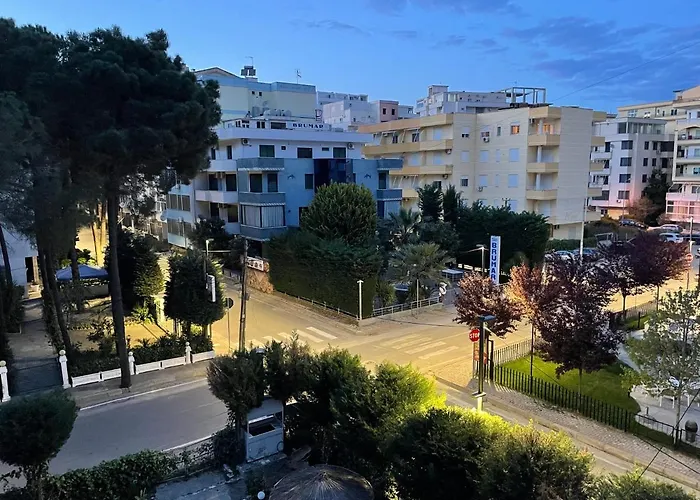 Modern Comfy With Balcony Apartament